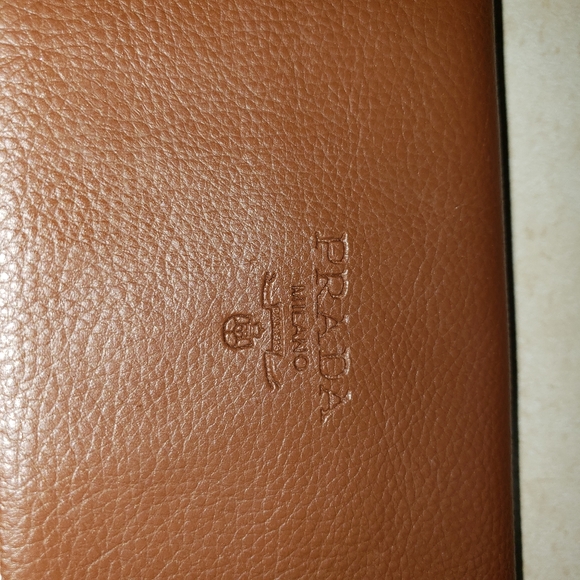 Prada - Picture 2 of 5